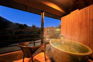 箱根Hakone Fuga (Adult Only)的带浴缸、椅子和窗户的浴室