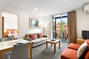 墨尔本圣基尔海滨探索公寓式酒店的客厅配有沙发和桌子