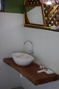 清盛Kham Ecolodge的木制柜台上带白色水槽的浴室