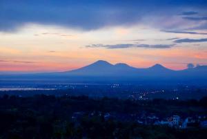金巴兰巴厘岛金巴兰长屋旅馆的享有日落美景和山脉背景