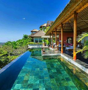 金巴兰巴厘岛金巴兰长屋旅馆的别墅前的游泳池