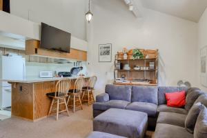 LakeshoreEagle's Landing Condo 68的带沙发的客厅和厨房