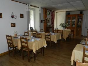 萨莱切勃朗峰酒店的用餐室配有桌椅和黄色桌布