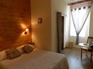 萨莱切勃朗峰酒店的一间卧室设有一张床和一个窗口