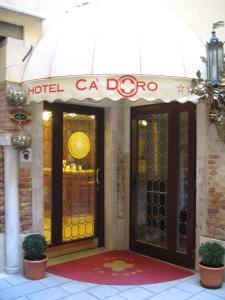 威尼斯卡多若酒店的在酒店入口处,上面有酒店的土豆标志