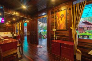 富国Anna Pham Bungalow的客厅设有木墙、桌子和窗户