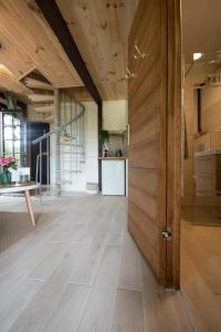 奥瑞阿卡杜佩里戈尔Petit Maison du Chêne的开放式走廊设有木门和厨房