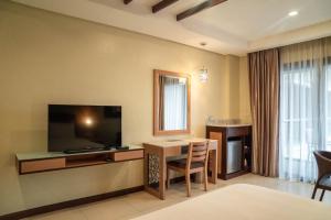 宿务宿雾威斯敦泻湖度假酒店 - 南翼楼的酒店客房设有书桌、电视和桌子。
