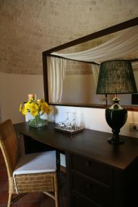 诺奇阿巴特马赛利雅度假酒店的一张桌子,上面有灯和鲜花