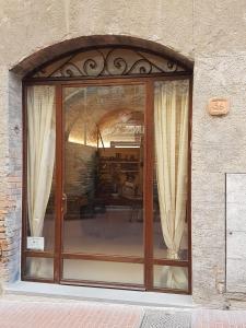 圣吉米纳诺安娜尼多二号招待所的建筑的窗户,里面装有窗帘