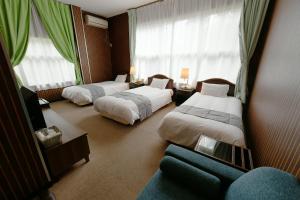 箱根拉库恩酒店的酒店客房,设有两张床和一张沙发