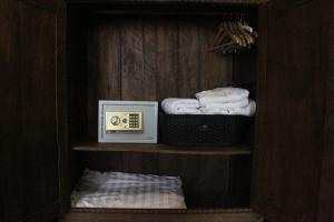 清迈塔帕别墅酒店的衣柜配有带毛巾的架子和微波炉