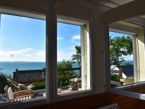 FermanvilleScenic Holiday Home in Fermanville near Sea的海景客房的2扇窗户