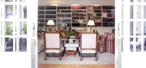 拉奥罗塔瓦Suites de Franchy的一间带桌椅的客厅和一个图书馆