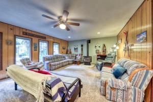 麦考尔Awesome Payette Lake Cabin的带沙发和吊扇的客厅