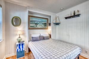 卡农海滩Baerfoot Bungalow的卧室配有一张床,墙上挂着一幅画