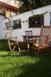 霍根海姆约翰奈斯霍夫宾馆的两把木椅和一张桌子放在草地上