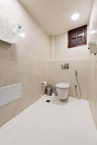 阿齐亚佩拉加Eva Mare Hotel & Suites - Adults only的白色的浴室设有卫生间和水槽。
