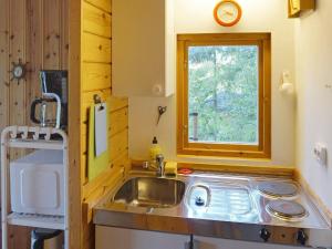 易克略4 person holiday home in EKER的一个带水槽和窗户的小厨房