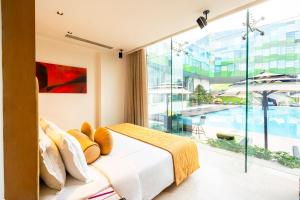 班加罗尔Vivanta Bengaluru, Whitefield的一间卧室设有一张床和一个大窗户