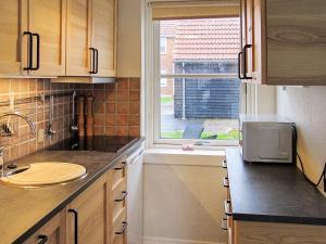 博雷4 person holiday home in Borre的厨房设有水槽和窗户。