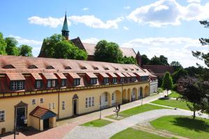莱宁Zentrum Kloster Lehnin的一座带庭院和教堂的建筑
