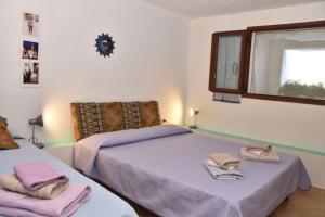 斯廷蒂诺Affittacamere Casa Maica的一间卧室设有两张床和窗户。