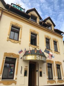 布拉格River Star Hotel的上面有河星标志的建筑