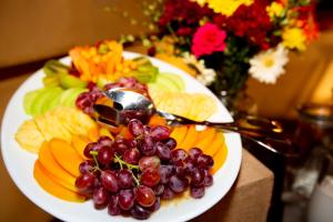 马翁Island Safari Lodge的桌子上一盘葡萄和水果