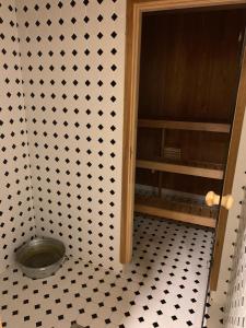 TruutaMurimäe Winery Guest Apartment的浴室铺有黑白瓷砖地板。