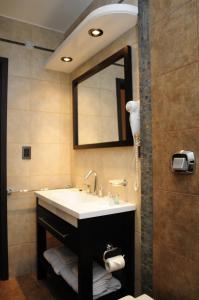 Macachín尤兹克阿尔卡塔苏娜酒店的一间带水槽和镜子的浴室