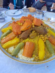 穆莱伊德里斯Dar Ines的桌上一盘带肉和蔬菜的食物