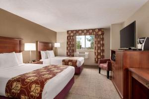 南波特兰戴斯机场/缅因购物中心酒店的酒店客房设有两张床和一台平面电视。