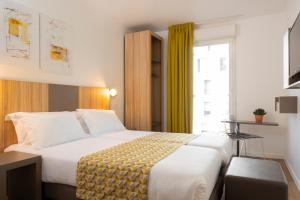 巴黎Hôtel Lodge In Paris 13的酒店客房设有床和窗户。
