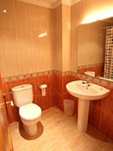 塞特卡萨斯法莱拉旅馆的一间带卫生间和水槽的浴室