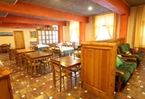 塞特卡萨斯法莱拉旅馆的一间带桌椅的客厅和一间餐厅