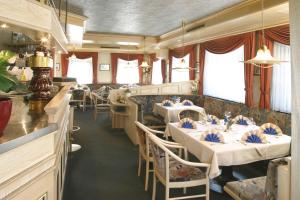 DebringBlaue Grotte & Frankenhotel的餐厅设有白色的桌椅和窗户。
