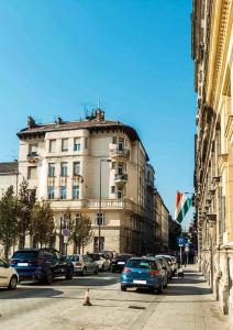 布达佩斯回力棒青年旅社的一条城市街道,汽车停在大楼前