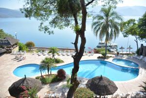 卡布拉科拉尔Hotel Del Dique的享有度假村泳池美景
