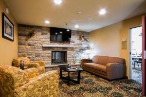 EadsCobblestone Inn & Suites - Eads的带沙发和壁炉的客厅