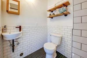 博伊西Pueblo Street Tiny Home的一间带卫生间和水槽的浴室