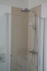 绍莱Maison Latour的玻璃门淋浴和淋浴头