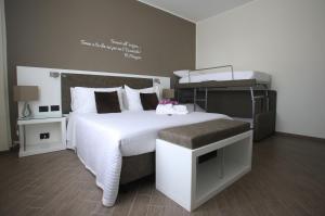 雷焦卡拉布里亚L`essenza B&B的一间卧室配有一张带白色床罩的大床