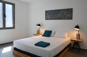 德赛Villa Coco Cannelle的一间卧室配有一张带两盏灯的大型白色床。