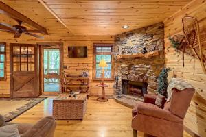 索蒂纳科奇Cozy Bear的小木屋客厅设有石制壁炉