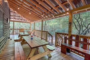 索蒂纳科奇Cozy Bear的小屋的门廊配有木桌和长凳