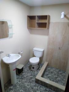 洛哈HOSPEDAJE CARIGAN的一间带卫生间和水槽的浴室