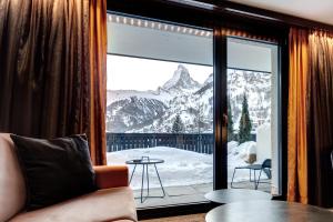 采尔马特The Christiania Mountain Spa Resort的客房设有山景窗户。