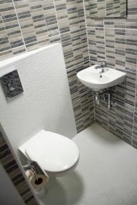 Kose-UuemõisaOXCafe Hostel的浴室配有白色卫生间和盥洗盆。