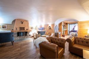 拉克吕萨拉蒙塔涅酒店的带沙发和壁炉的客厅
